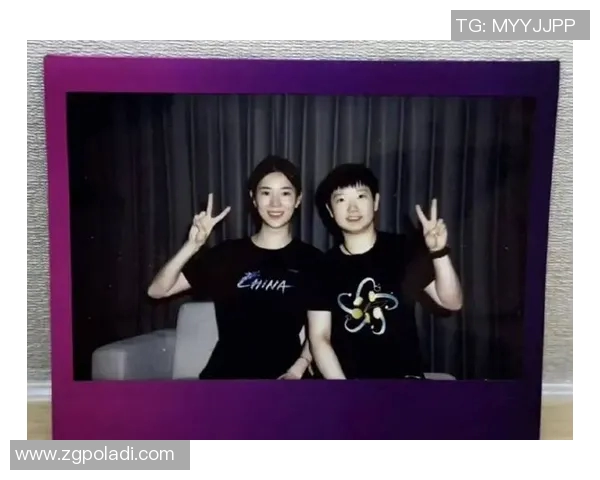 足球明星与球迷亲密合影高清图片展现激情瞬间与友谊时刻